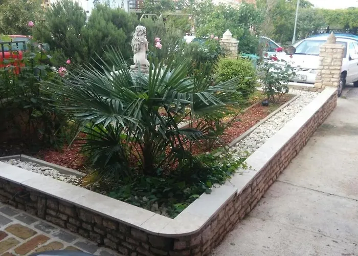 With A Parking Space Stinjan, - 11633 *